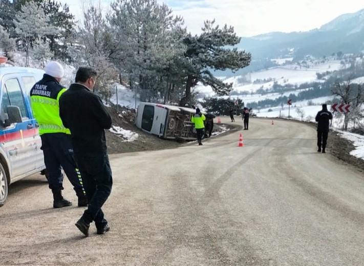 BOLU'DA ERPİLİÇ İŞÇİLERİNİ TAŞIYAN MİNİBÜS DEVRİLDİ: 22 YARALI