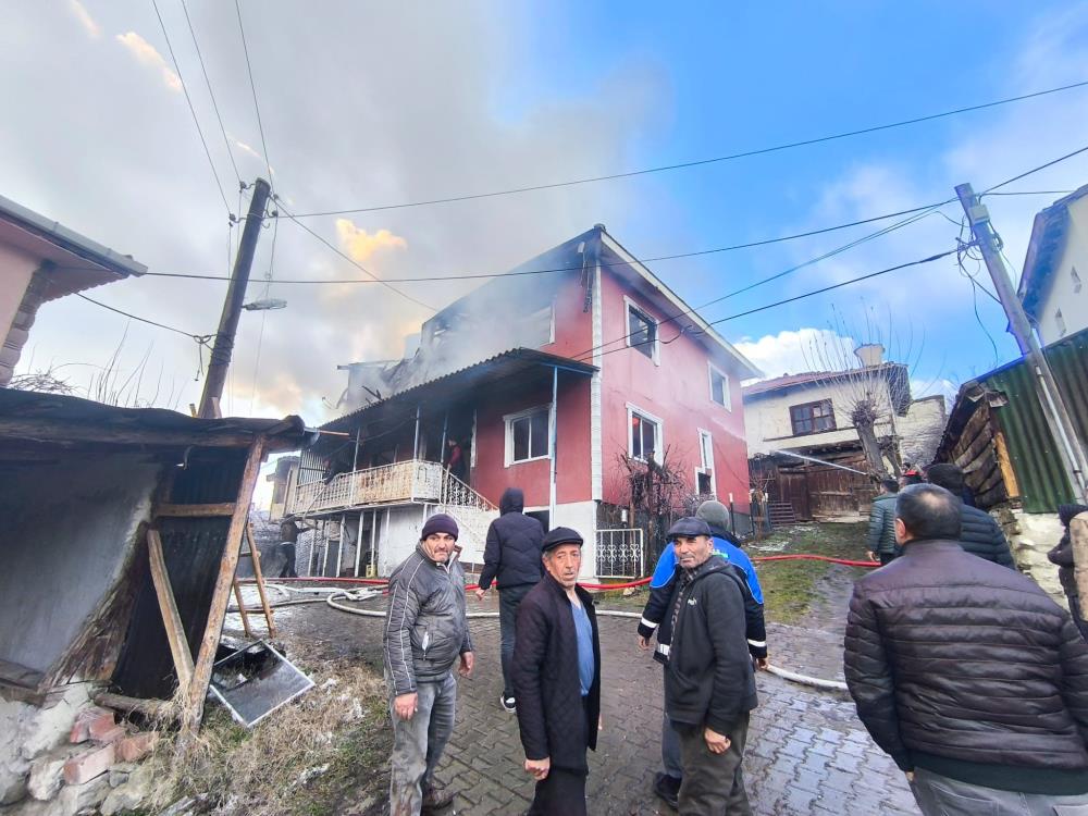 Bolu'da Fena Yangın! Kış Günü Evsiz Kaldılar