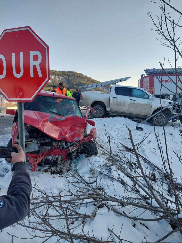 Bolu’da cip otomobille çarpıştı