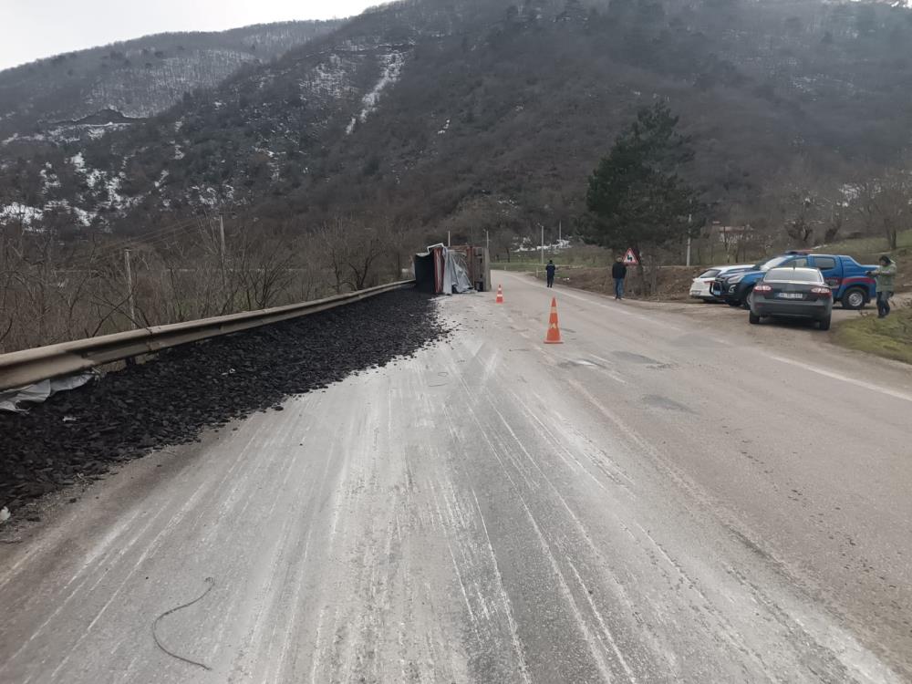 Bolu’da kömür yüklü tır devrildi