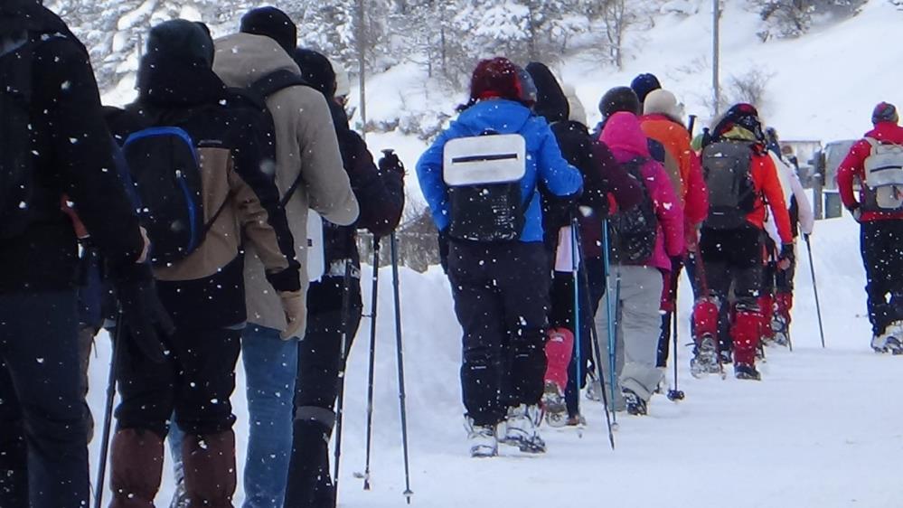 Bolu'da trekking ekibi 50 santimlik karda 12 kilometre yürüdü