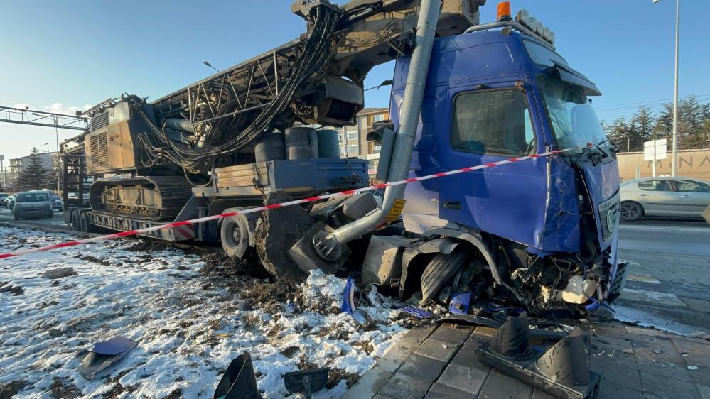 Bolu’da vinç yüklü tır çarptığı sinyalizasyon direğini yerinden söktü