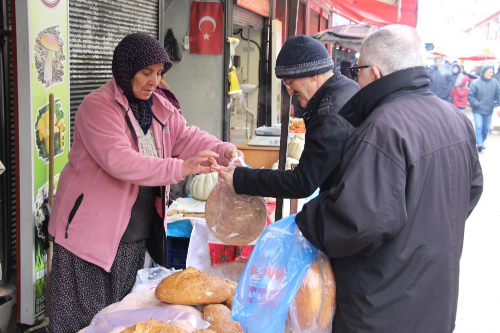 Bolu'da yaşayan 66 yaşındaki Nazile Uygur, mücadelesiyle çoğu gence örnek oluyor. Yaşına rağmen soğuk havada köy ekmeği satan yaşlı kadın, elde ettiği para ile evinin geçimini sağlıyor.