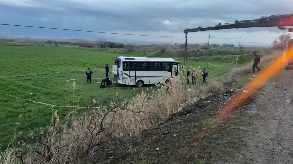 DENİZLİ Öğrencileri taşıyan servis midibüsü devrildi, 2 kişi öldü, 26 kişi yaralandı (2)