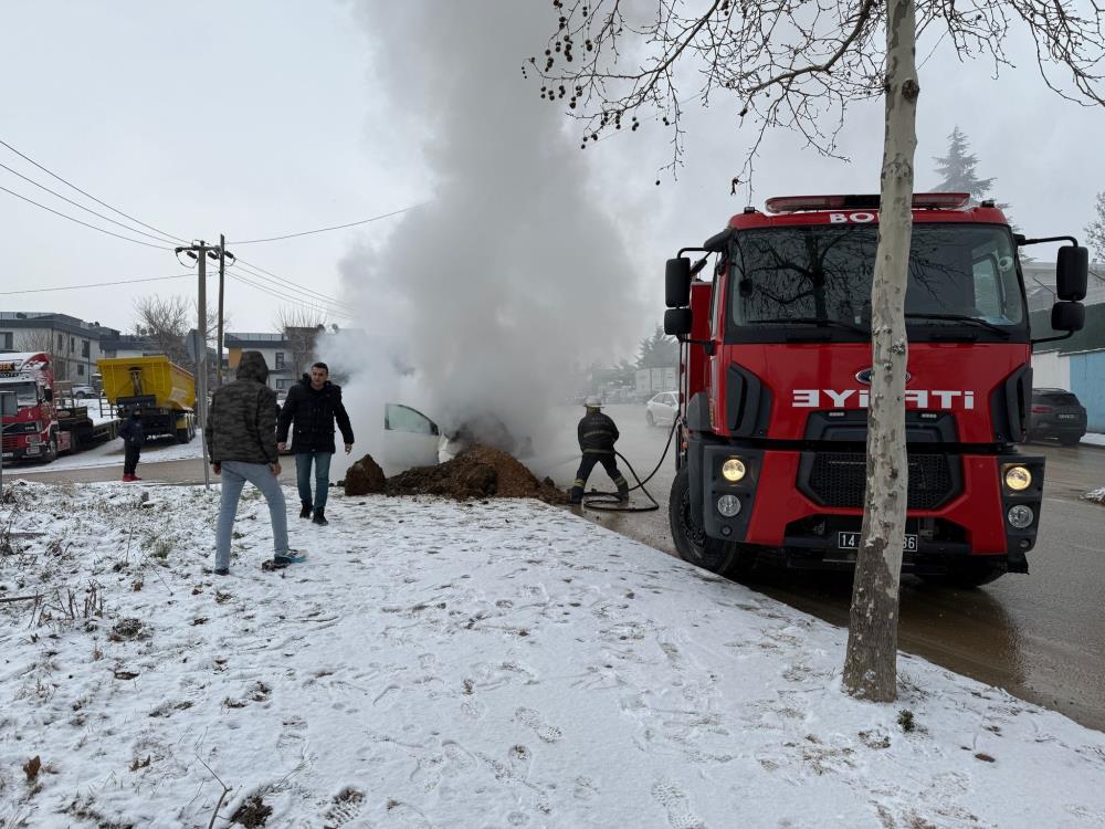 Ekskavatör toprak atarak yanan otomobili söndürdü 2