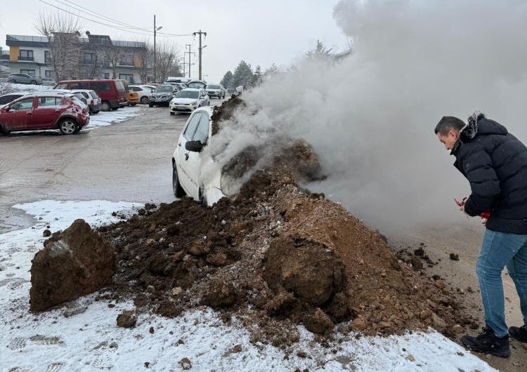 Ekskavatör toprak atarak yanan otomobili söndürdü