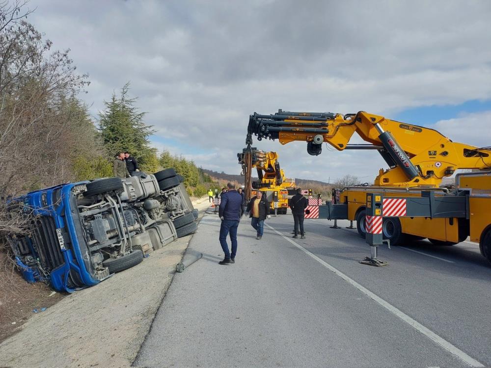 Eskişehir’de akaryakıt yüklü tır kaza yaptı 1 ölü