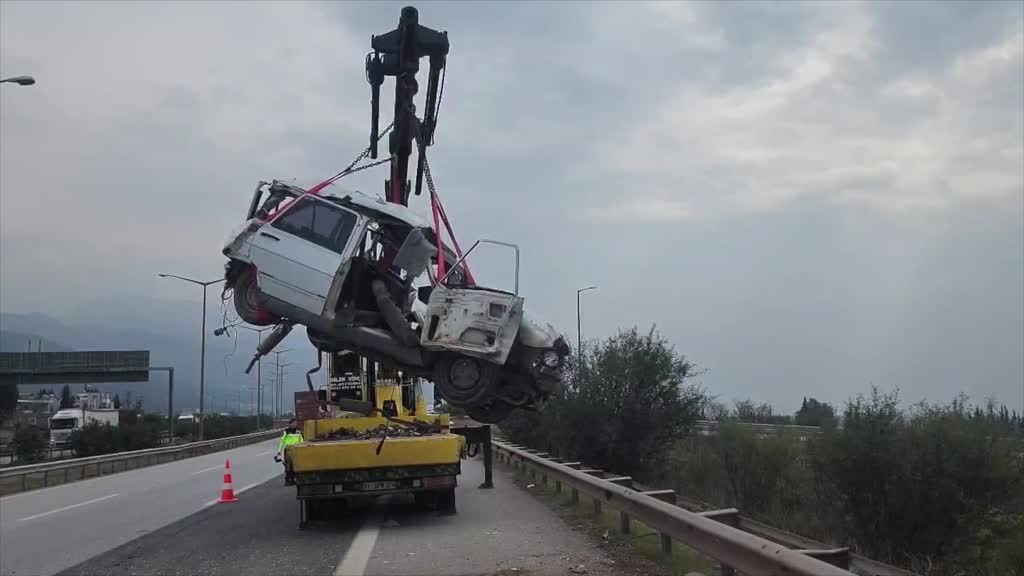 HATAY Tırla otomobilin çarpışması sonucu 2 kişi öldü, 1 kişi yaralandı