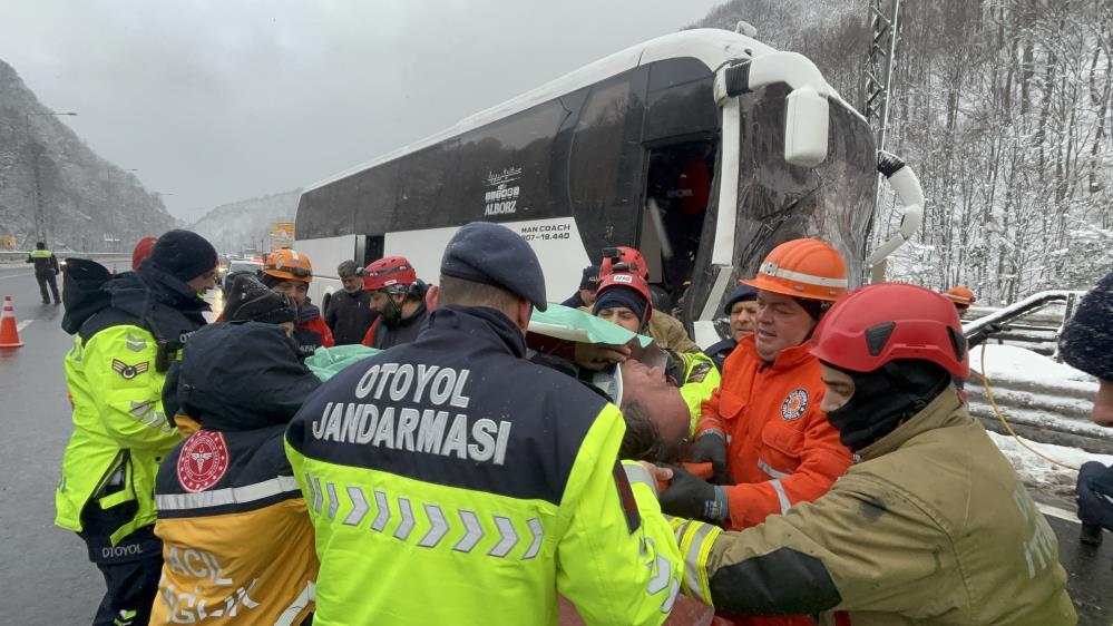 İran'a giden 28 yolcunun bulunduğu otobüs, tıra çarptı