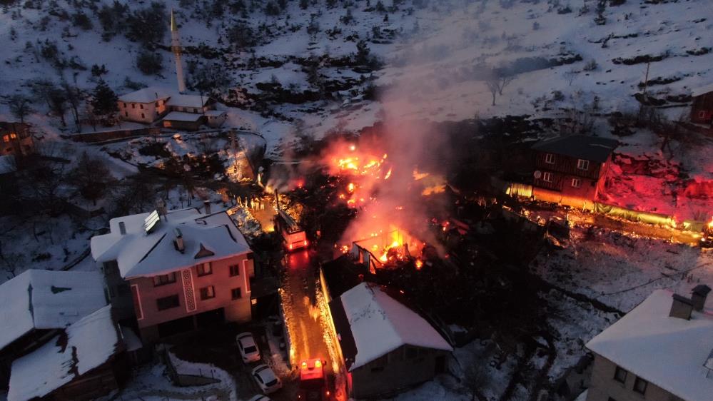 Kastamonu'da 3 ev ve 1 ahır küle döndü, 55 hayvan telef oldu