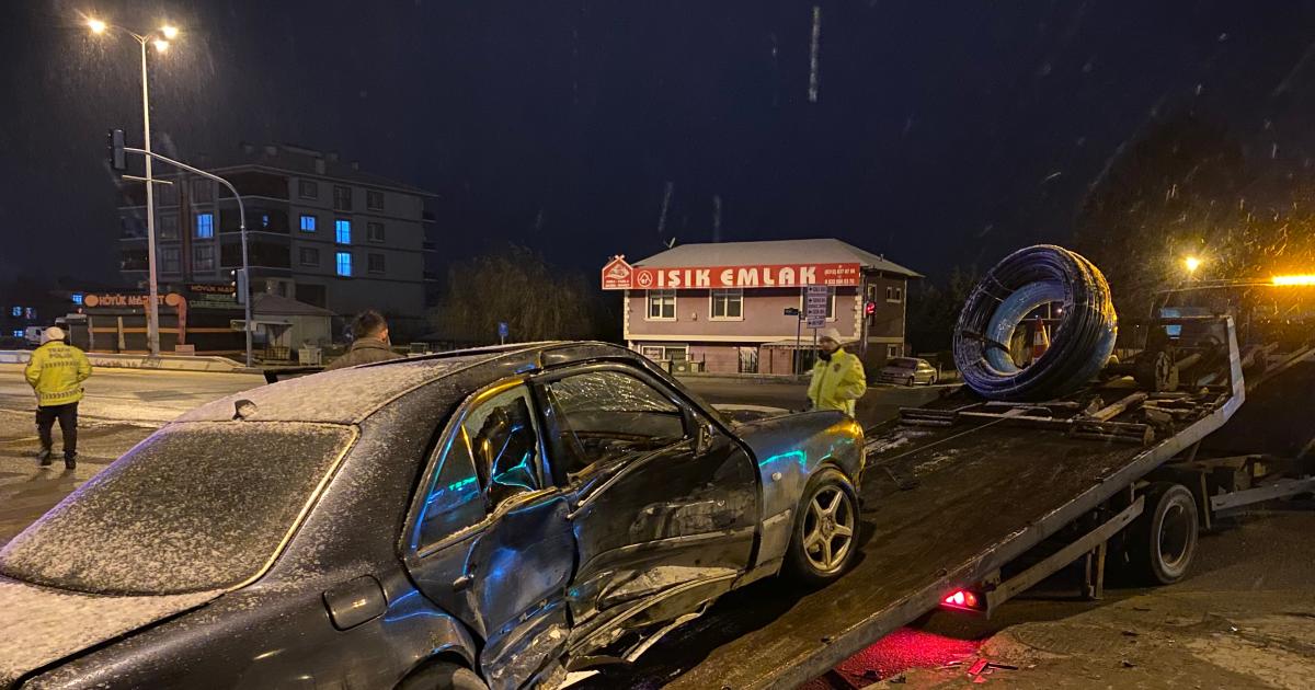 ankara cubukta trafik kazasi 3 kisi yaralandi at7sCHHf.jpg