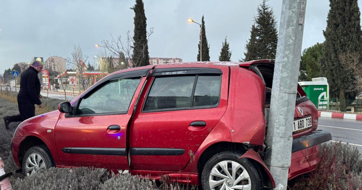 bilecikte trafik kazasi otomobil refuje ve direge carpti RSTa8lVb.jpg