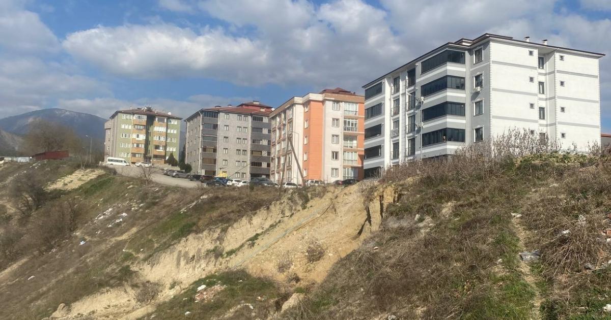 karabukte toprak kaymasi iki apartmani tehdit ediyor IkfUlzH4.jpg