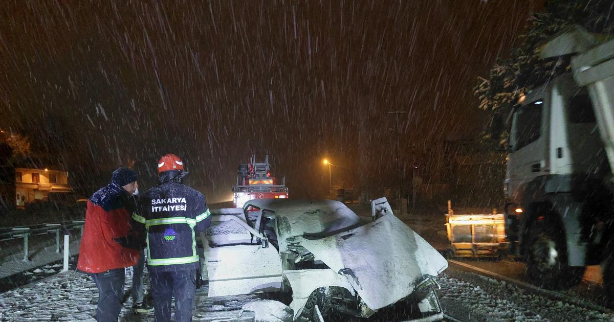 sakarya akyazida otomobil bariyere carpti 2 kisi yaralandi HM2fiYIn.jpg