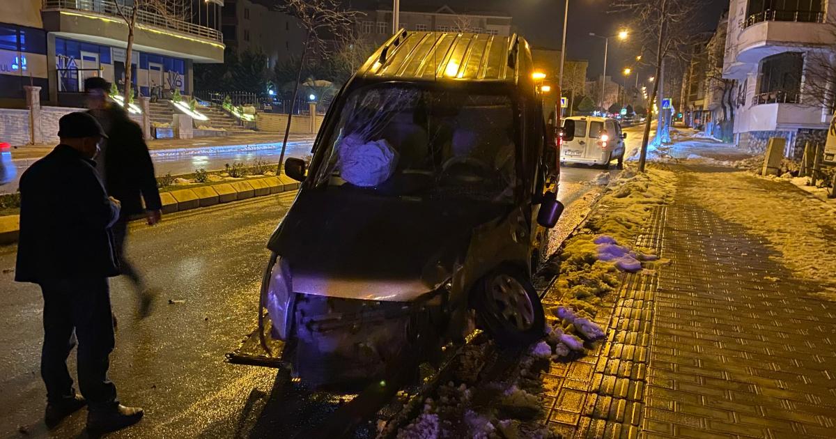 samsun bafrada trafik kazasi 3 kisi yaralandi OsTQhbM2.jpg