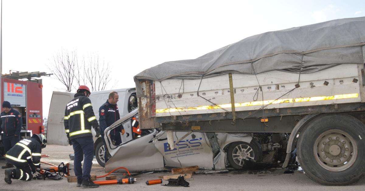 samsunda minibus tira carpti 1 kisi oldu 2 kisi yaralandi ppNStkaD.jpg