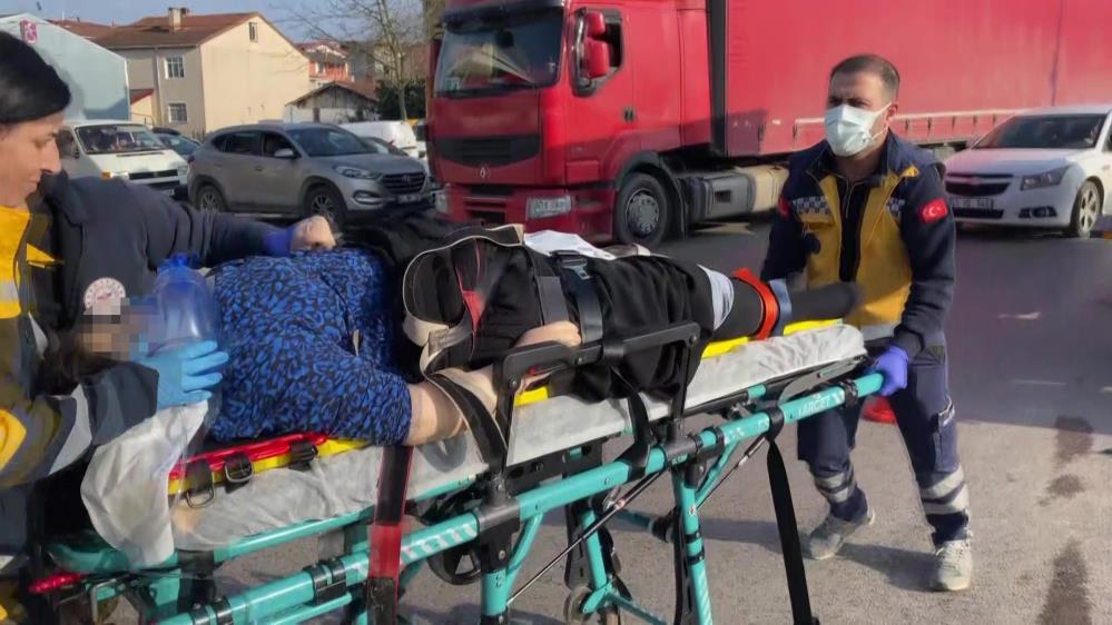 1 Hamile kadını hastaneye yetiştirmeye çalışan ambulans kaza yaptı