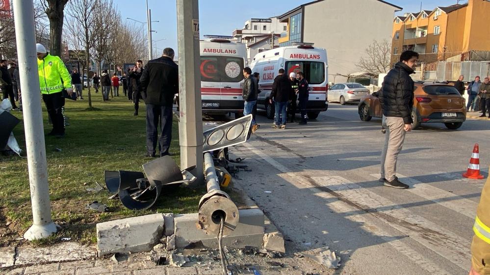 2 Hamile kadını hastaneye yetiştirmeye çalışan ambulans kaza yaptı