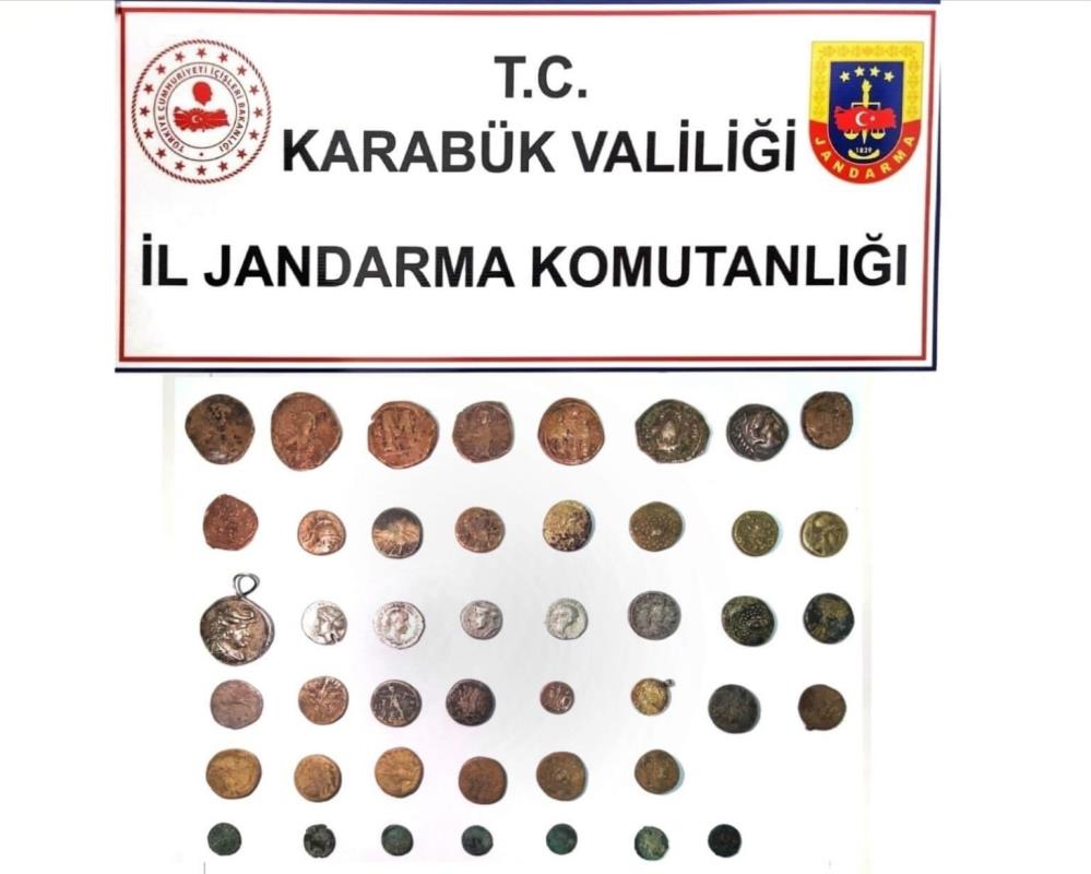 4 kişi 45 sikke ile yakalandı