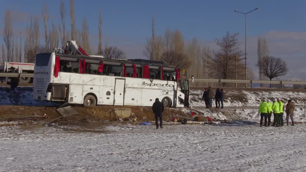 AFYONKARAHİSAR Yolcu otobüsü şarampole devrildi, 1 kişi öldü, 25 kişi yaralandı (2)