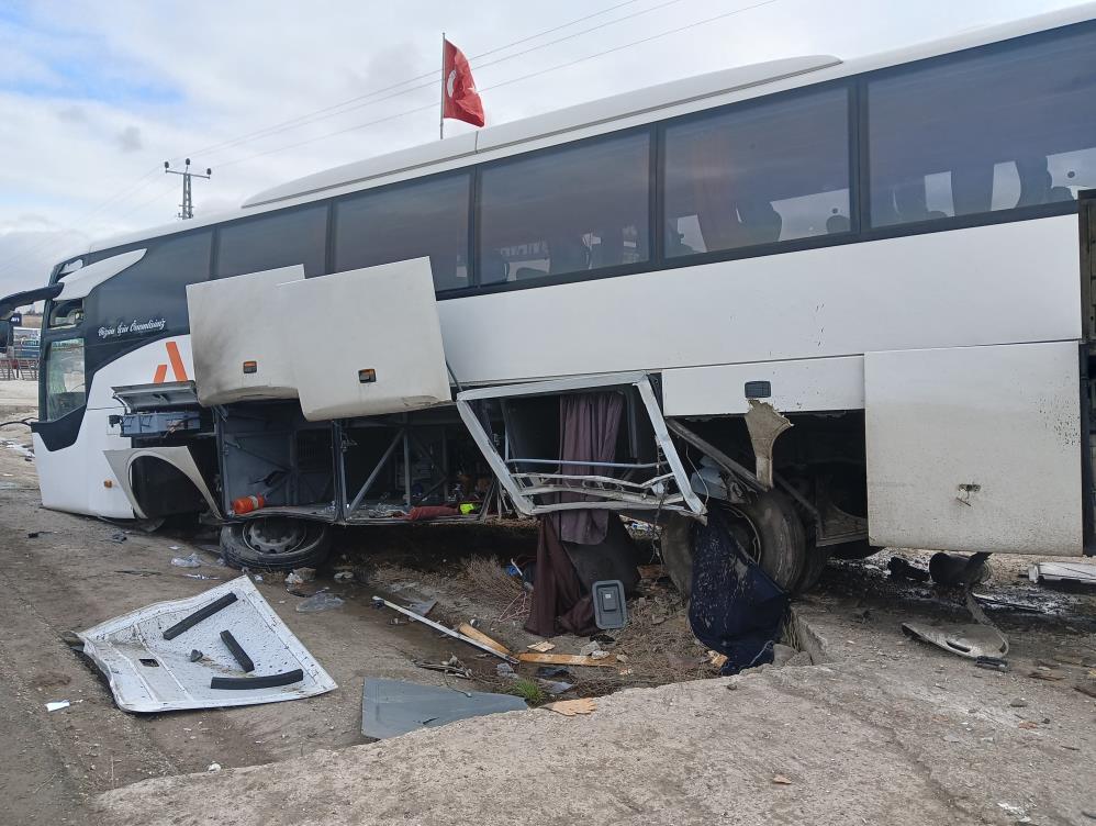 Ankara'da 5'i ağır 16 kişinin yaralandığı otobüs kazası kameraya yansıdı