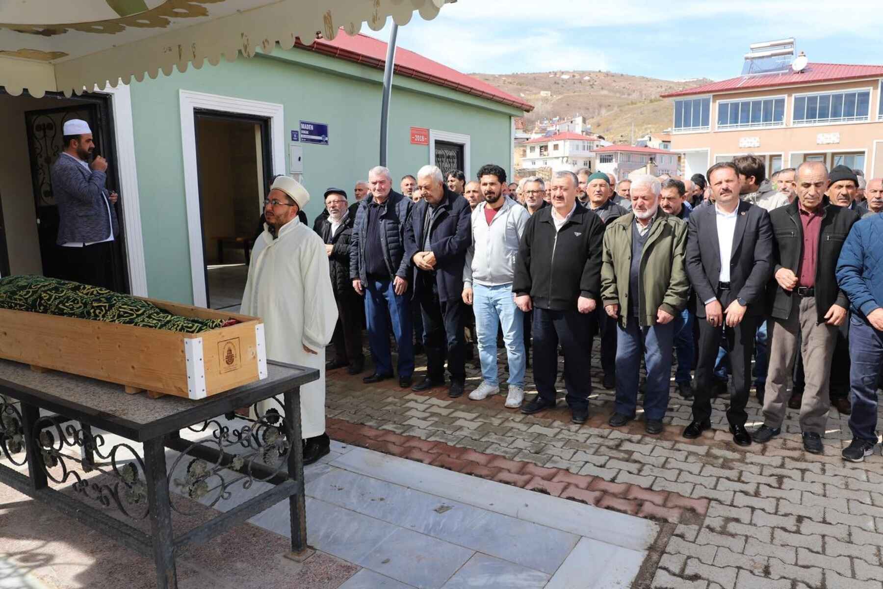 Annesinin tabutu başında kalp krizi geçiren kadın hayatını kaybetti (1)