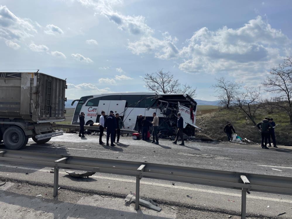 Bozüyük’te tır otobüse çarptı 11 yaralı