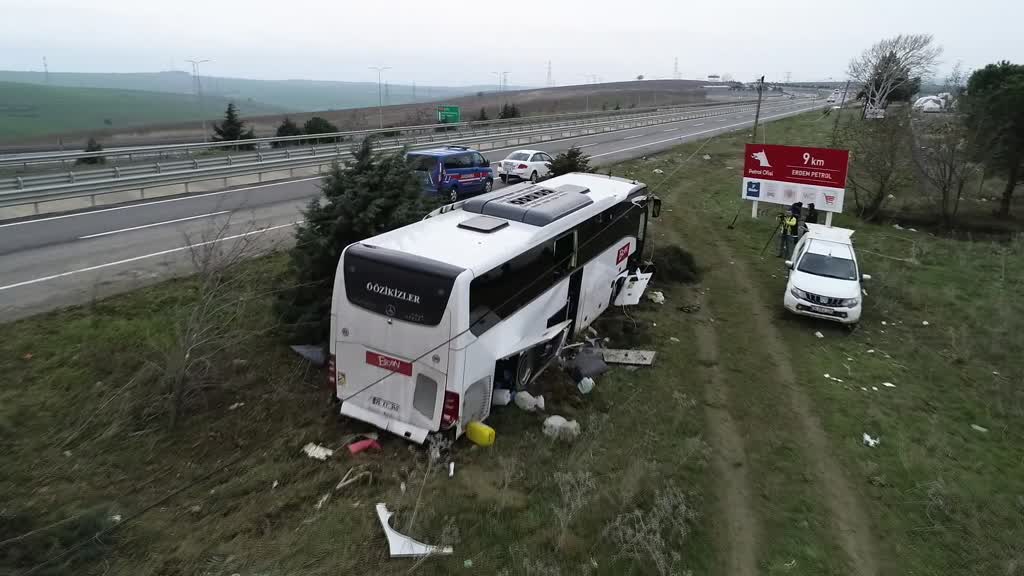 ÇANAKKALE Yoldan çıkıp boş araziye giren tur otobüsündeki 37 kişi yaralandı