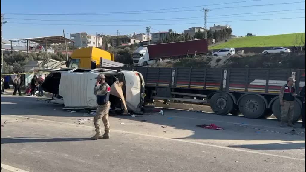 HATAY İşçi servisi tıra çarptı