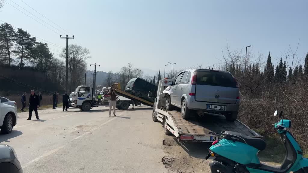 SAKARYA Otomobil ile hafif ticari aracın çarpıştığı kazada 10 kişi yaralandı