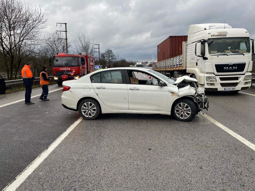 TEM'de otomobil tıra arkadan çarptı Trafik aksadı