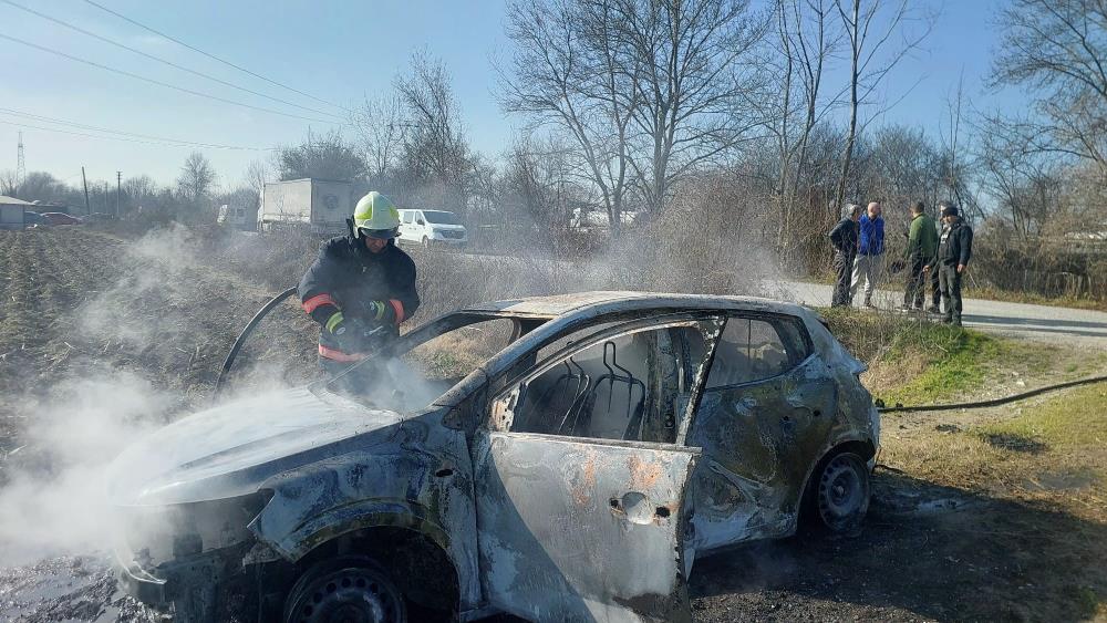 Tarlaya çektiği otomobilde kendini yakmaya çalıştı