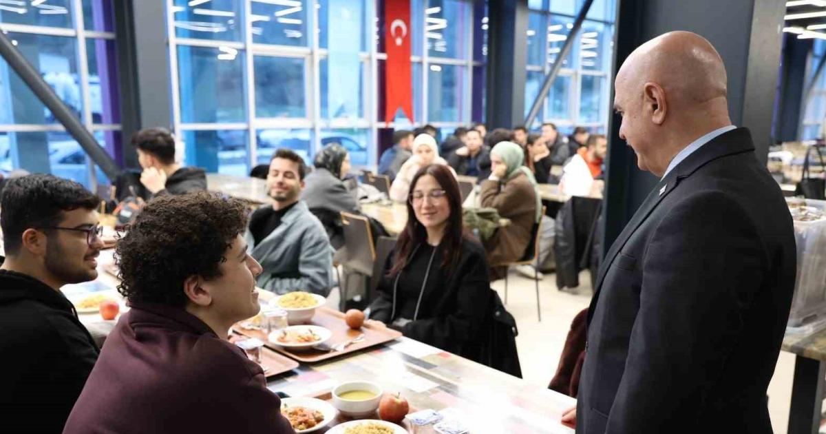 duzce universitesi rektoru ogrencilerle iftarda bulustu yyKACHbW.jpg