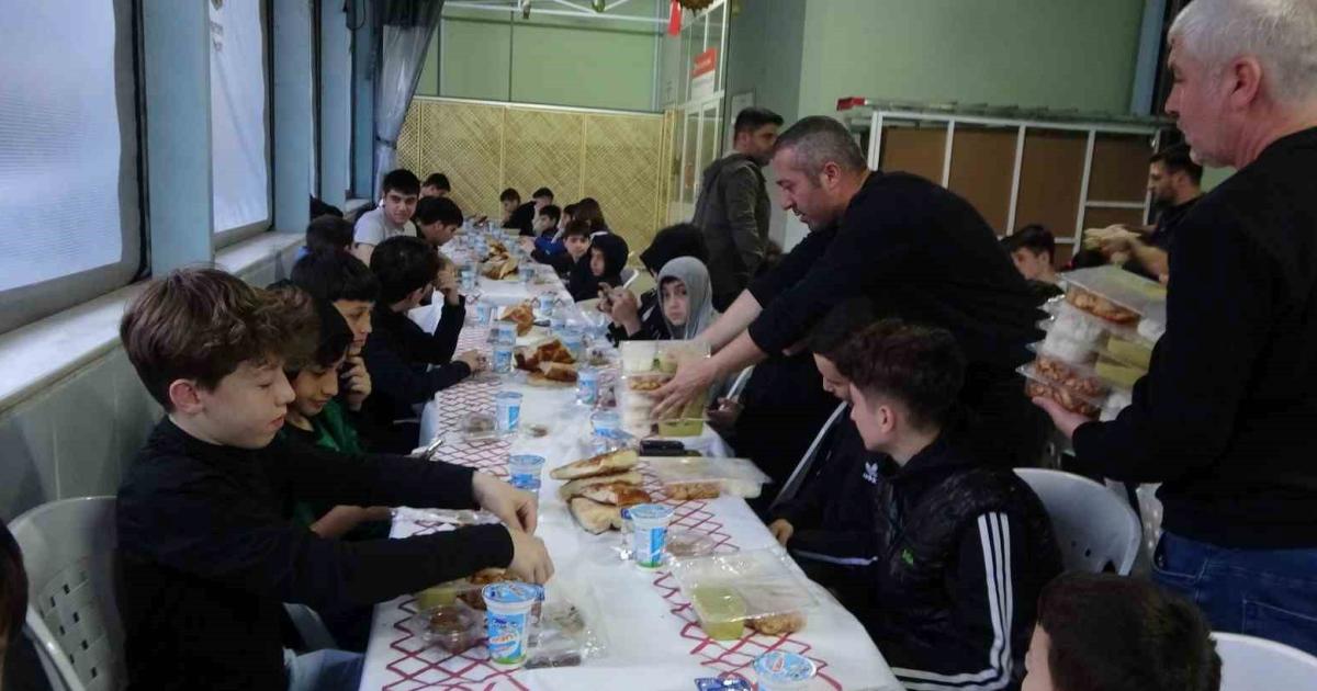 izmitte 120 cocuga iftar programi duzenlendi EsmT8TZC.jpg