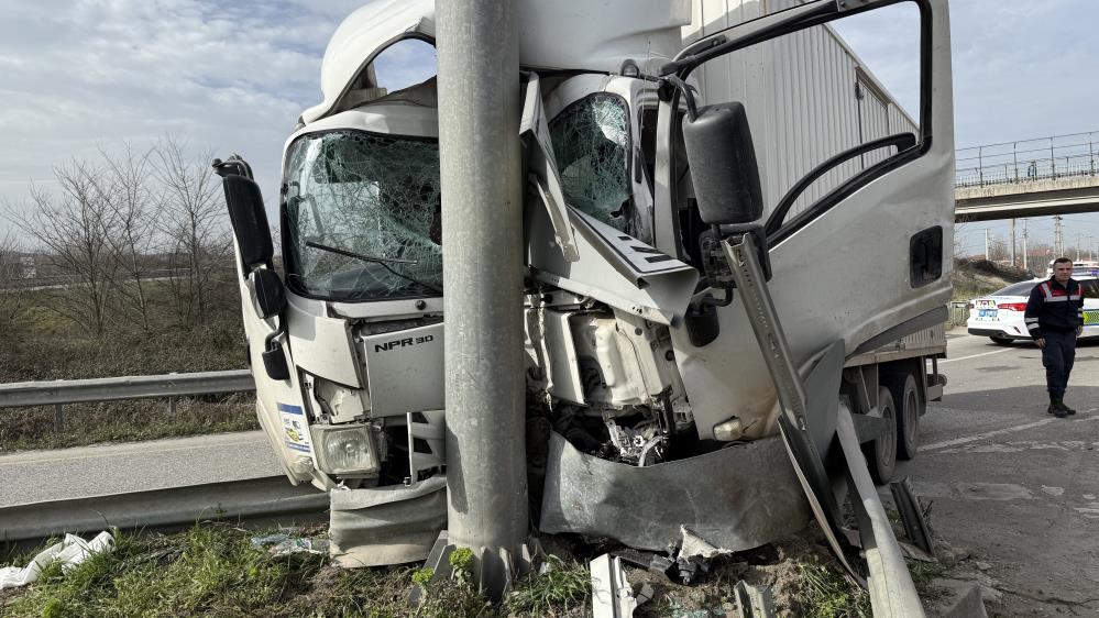 kaza, kamyonet yön tabelasına ok gibi saplandı