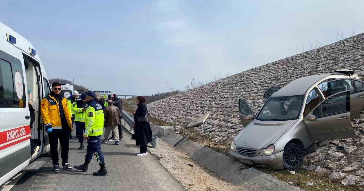 kocaelide trafik kazasi otomobil istinat duvarina firladi gaEu4WiU.jpg