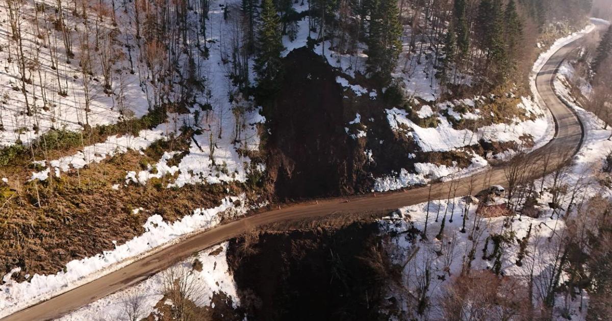 sakaryadaki heyelan sonrasi kapanan yol yeniden acildi Dg95ayML.jpg