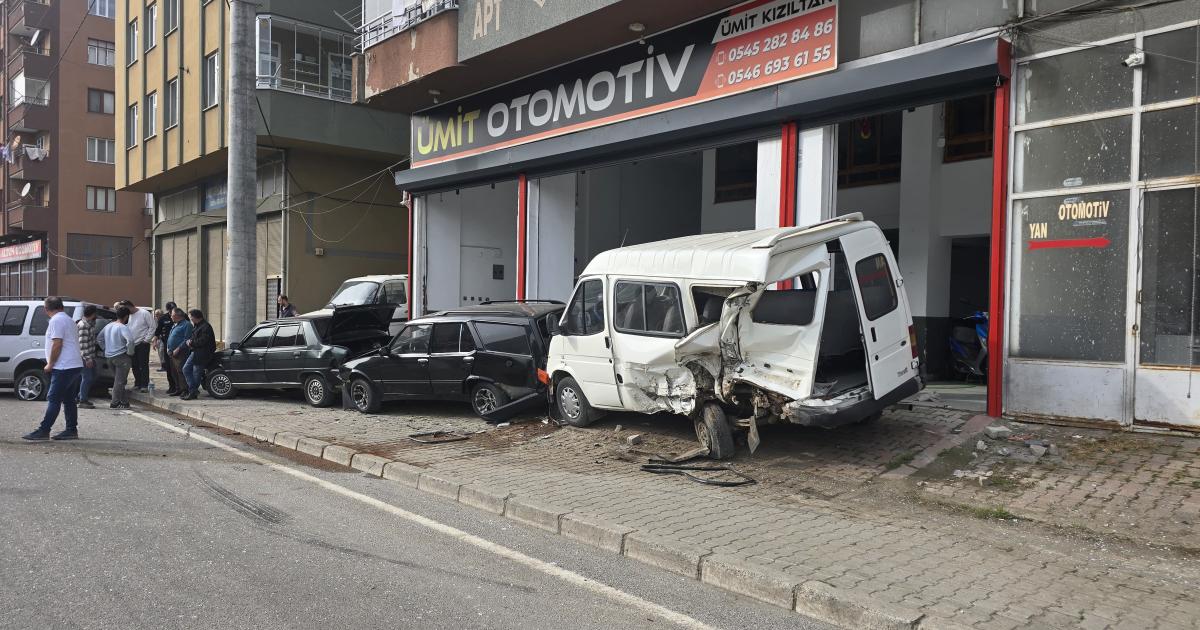 samsun termede trafik kazasi 2 yarali yntP7Le4.jpg